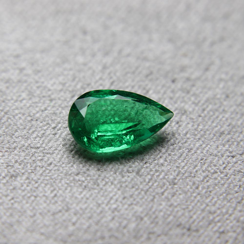 Smeraldo Verde Taglio Goccia 1,32 Carati Smeraldo Verde Taglio Goccia 1,32 Carati